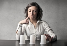 Zamyślony kandydat przed rozmową kwalifikacyjną